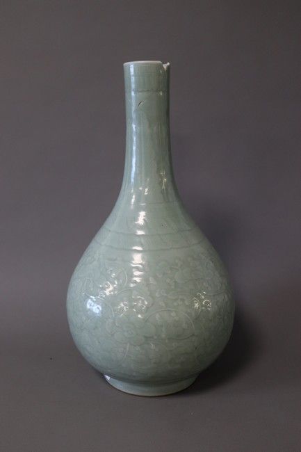 Null 中国，19世纪末

一个重要的青花瓷浮雕花瓶，有花和叶子。

高度50厘米

(琴颈上的缺口和修复，琴跟下的小裂缝)