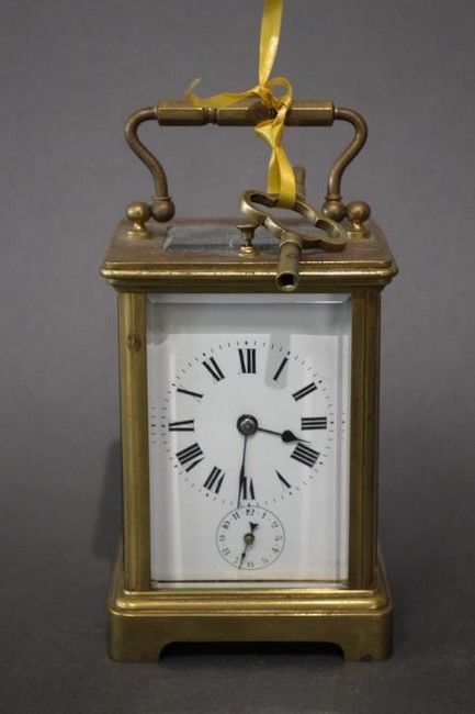 Null 一个青铜和bisauté玻璃笼形的旅行钟，有两个表盘，铰接式手柄。

高14,5厘米

(有钥匙)