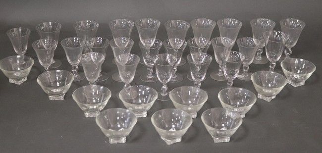 Null 一套玻璃杯的一部分，带有扭曲的柄和郁金香碗，包括：10个红酒杯（高12厘米）和15个杯子（高11厘米）。

(一个缺口，一个裂缝，三个有缺口)

附：&hellip;
