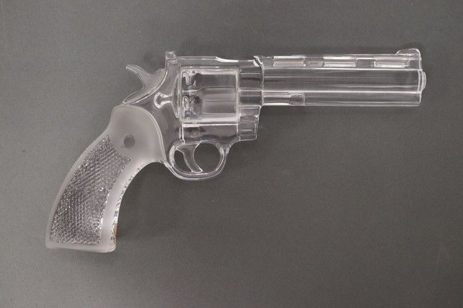 Null 皇家香槟水晶厂

Colt Python 357 Magnum，模制水晶。

在股票下签名。

长30厘米