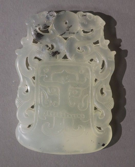Null CHINA, late 19th century

Jade MEDAL carved with a taoti mask with dragons &hellip;