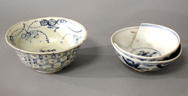 Null 中国，大概17世纪

一个由两个叠加的杯子组成的好奇杯，用珐琅彩粘在一起，青白珐琅彩瓷器，有花的装饰。

直径14厘米

(裂缝、事故和部件缺失）。
&hellip;