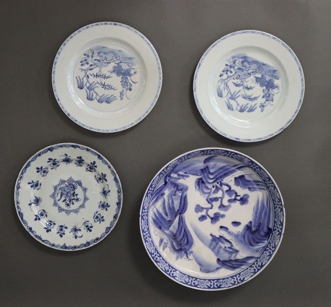 Null CINA, 20° secolo

Piatto circolare in porcellana smaltata in bianco e blu s&hellip;