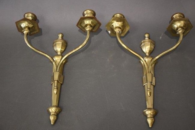 Null Coppia di appliques a due luci in bronzo con vaso coperto.

Altezza 38,5 cm