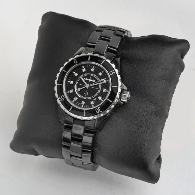 Null 香奈儿

J12女士腕表，编号H5701，黑色陶瓷，黑色表盘，钻石标记，石英机芯，黑色珐琅旋转表圈。

约在2018年。

直径33毫米

状况良好