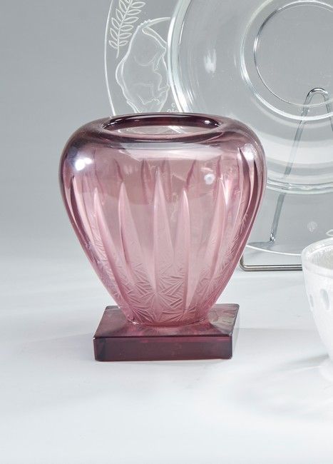 Null 法国VERLYS

棕榈叶和几何背景的模压粉色玻璃卵形花瓶，立于方形底座上。签名。

高度18厘米；直径15.5厘米