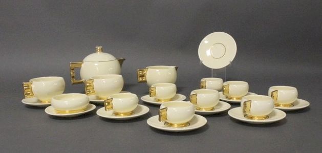 Null ROBJ

奶油釉陶器咖啡用具，带金边，环形底座，格子和波浪把手，包括：一个小的有盖茶壶（盖子碎了），一个牛奶壶，两个大杯和碟子，八个小杯和九个碟子以&hellip;
