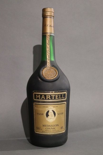 Null 1 Mag. COGNAC VSOP "Médaillon", Martell bottling, 150cl, 40°.

A bit worn ;&hellip;