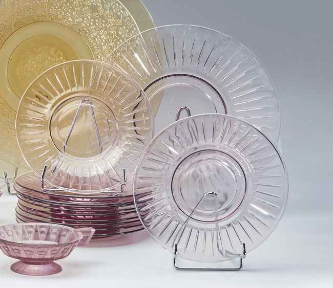 Null 法国VERLYS

模制、压制和粉红色有色玻璃的桌子套装，带有放射状的边框，包括：一个盘子和11个甜点盘。签名。

直径20厘米和直径29.5厘米