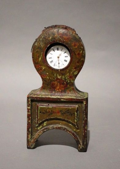 Null 娃娃头钟，漆木制，饰有花束。

19世纪。

高19厘米



增加：银色表壳的GOUSSET手表。

毛重：58克（不含玻璃）