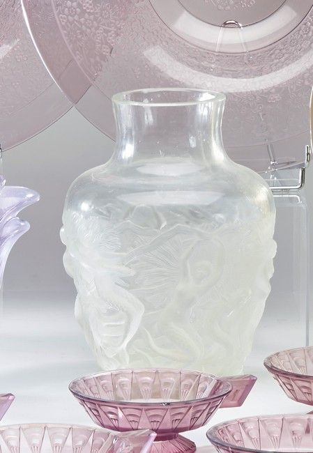 Null 法国VERLYS

一个漂亮的花瓶，颈部为白色玻璃，成型，压有海浪中的美人鱼和海豚的装饰。

签名。

高24厘米

(底部有小缺口)