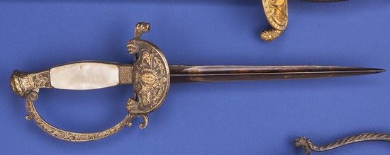 Null 年代的军官剑，经过修复后变成了一把DAGUE。
珍珠母板，黄铜錾花座（残留的镀银），键盘上有法国大兵
的战利品。
三角形刀刃，有蓝化和金色的残余。
A&hellip;