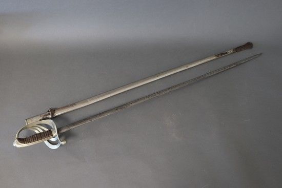 Null 步兵军官军刀，
1882年款，带水印的角形
手柄
，镀镍框架，四点式防护，鞍座上有MP的字样。库洛的刀片。用铁皮做的刀鞘，带子。
A.B.E（氧化）（&hellip;