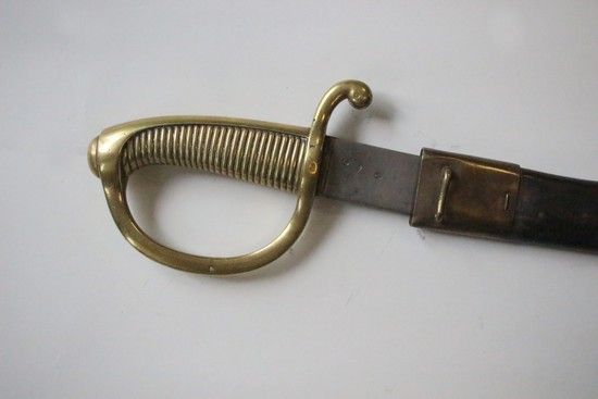 Null 称为
BRIQUET
的步兵军刀，
铜
柄上
有凡尔赛的标记（遗迹）。弧形刀刃，平背刻有克林根塔尔皇家制造厂的字样。皮制刀鞘，有两个铜质配件。
A.B&hellip;