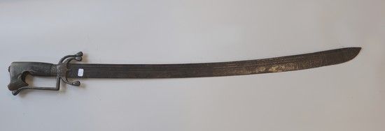 Null 称为尼姆查的摩洛哥军刀。
手柄为金色和深色的角。铁制安装和防护装置，有三个向下弯曲的轴套，用螺栓固定。
弯曲的刀刃上有水沟，冲头上有阿拉伯铭文。
A.&hellip;