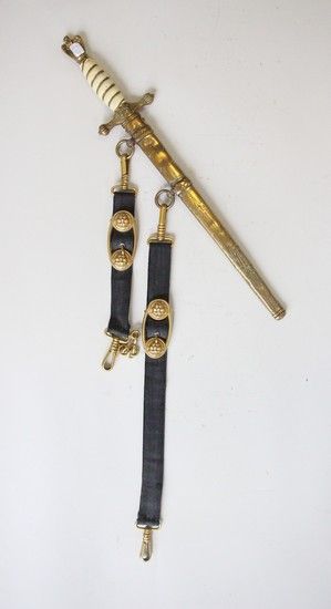 Null 德国海军军官
匕首白色合成材料，有水印，鞍座上有鹰（后来），卡尔-艾克霍恩的刀刃上刻有锚和卷轴。带衣架的黄铜刀鞘，刻有 "在Saint-Gery-en&hellip;