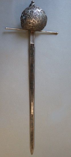 Null 被称为 "MAIN GAUCH "的长匕首用
木头
熔化
（大部分缺少花纹），锻铁安装，球形鞍座，带有镂空贝壳和追魂卷轴的护手，以及两个长直的羽翼
。&hellip;