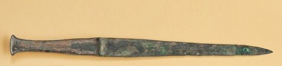 Null POIGNARD en bronze
Âge du bronze
Long. 39 cm
(Restauration à l'extrémité)
S&hellip;