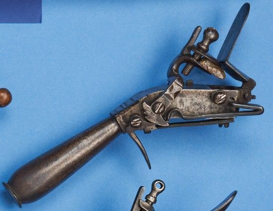 Null BRIQUET SILEX手枪，
手握式打开
正面
，署名DESCOS l'Aîné
。
雕刻完成，古色古香，铁制手柄。

公元前
18
世纪
初
(&hellip;