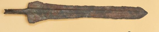 Null 一个青铜矛头，中间有一个挡板。
中世纪时期，高
44厘米，带
木质底座