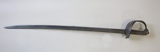 Null 瑞士或英国军官军刀
，黄貂鱼覆盖的手柄上有花纹，铁制框架，镂空的卷轴壳，弯曲的刀身有圆背。
19世纪末A
.B.E.（穿）-S.F.