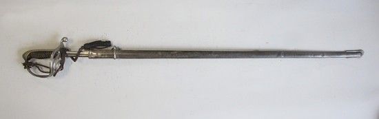 Null 步兵军官军刀，
1882年款
，
带水印的牛角
手柄
，镀镍框架，四点式防护，鞍座上有JG字样。巴尔普的刀片。铁皮刀鞘，带子和皮带（磨损）。
A.B.&hellip;
