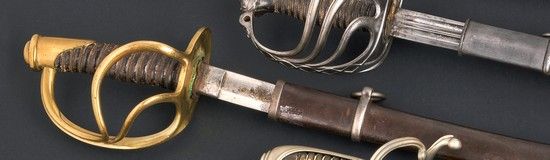 Null 美国CAVALRY SABRE，
1864年
型号
涂漆的皮革包裹的
手柄
（部分水印丢失），黄铜支架，三点防护
。
弯曲的刀片，空心的侧面印有U字。&hellip;