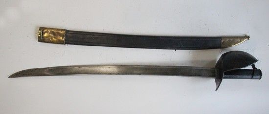 Null SABRE D'ABORDAGE，型号1833手柄
、框架和外壳均为黑铁
。
弯曲的平底刀身，带有1847年5月沙特勒罗皇家制造厂的标记和海军船锚的残&hellip;