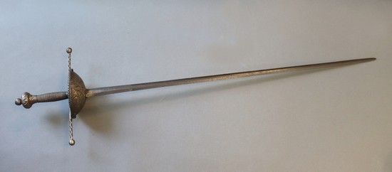 Null Taza-SchwertGanz
aus Eisen filigran gearbeitetes Schwert mit eiförmigem Kna&hellip;