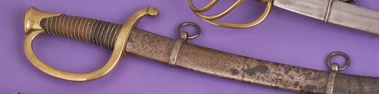 Null 骑枪手军刀，
1829
型
皮革包覆的
手柄上
有花纹，黄铜安装，单支枪柄
。
弧形刀片，背面平坦，侧面空心。铁片的刀鞘，有两个手镯。
A.B.E (&hellip;