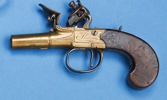 Null 小型海军军官的巴斯克手枪青铜
圆枪，带强制子弹。案例签署了托马斯-伦敦。锤子背面有保险。胡桃木股票。
约
公元前


1780年