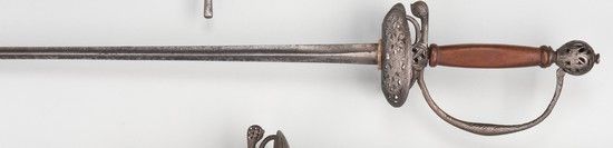 Null 军官用
剑木质
火箭
（后期），錾刻和镂空的铁质支架，单支枪柄，驴蹄和双壳，三角刃（后期）
。

复合重装，18世纪中期的框架