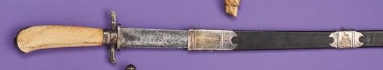 Null 精美的Venner's刀，有
凹槽的骨
柄
（断裂），有银色叶子装饰的双阙刀柄，平背的刀身有水沟
。
后期皮制刀鞘，有三个银质切割配件。
约
公元前
&hellip;