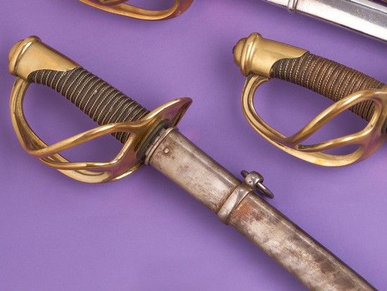 Null 轻型骑兵步枪，型号
1822-83皮革包覆的
手柄上
有花纹，黄铜支架，三点防护。来自沙特勒罗的直刀，日期为1889年8月。铁片的刀鞘，带子的编号与护&hellip;