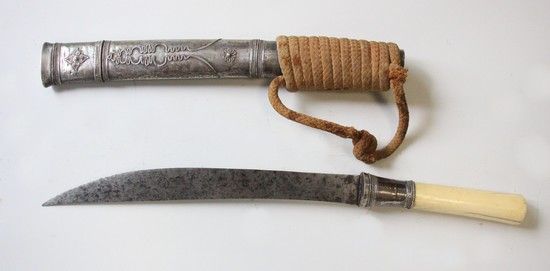 Null 称为DHA的小型比尔曼军刀，
骨质手柄，银色珠子套圈，背刃。木制刀鞘上覆盖着银色的花纹装饰及其编织的悬挂物。
19世纪末长
：43厘米A
.B.E

&hellip;