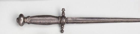 Null 小
马刀刀柄呈圆盘状，刀柄上有完整的花纹，直刀上有中间的凹槽
。

17世纪长：
38厘米