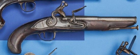 Null 银色官员用枪
圆筒，有雷管，锁有I的签名。OORTMAN阿姆斯特丹，平身鹅颈锤，铁制配件（均匀点蚀）。胡桃木枪托（小修）和铜制枪杆。
约1760-17&hellip;