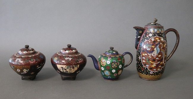 Null 中国，约1930年

青铜和掐丝珐琅茶具，包括一个有盖的壶和一对有盖的壶，在闪亮的背景上有花和昆虫。



附：有盖掐丝珐琅小壶，绿色背景上有花朵和几&hellip;