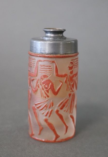 Null R.法国LALIQUE公司

白色和橙色多层压制玻璃的圆柱形酒瓶，上面装饰着一轮古色古香的装饰艺术风格的女性造型。颈部为紫铜色。

高7厘米

(缺少&hellip;