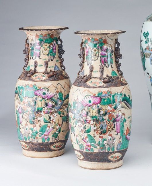 Null 中国，南京，19世纪末

一对多色珐琅彩战斗场景的炻器柱形花瓶。

高46厘米

(颈部有小缺口)
