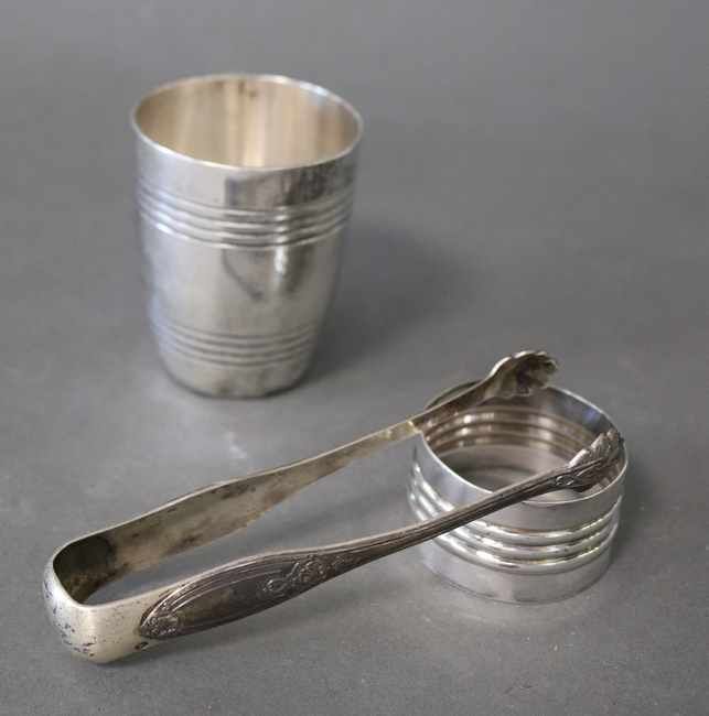 Null 一批银器包括一个水壶，一个环形餐巾环和一个带叶子的糖钳。

总毛重：157克