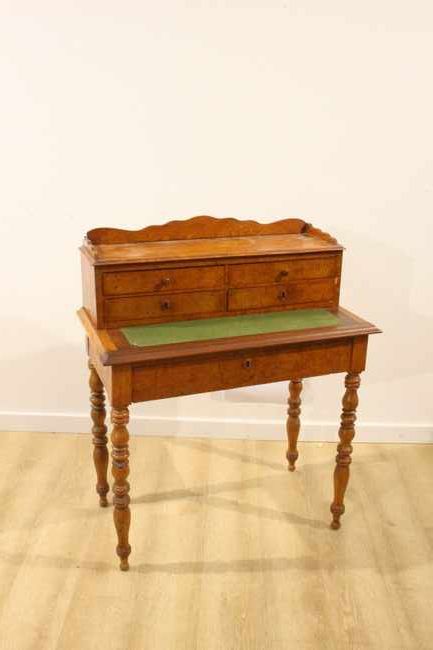 Null 榆木小书桌，顶部滑动，腰部有一个抽屉。

19世纪

高95厘米；宽80厘米；深43厘米

(小事故)
