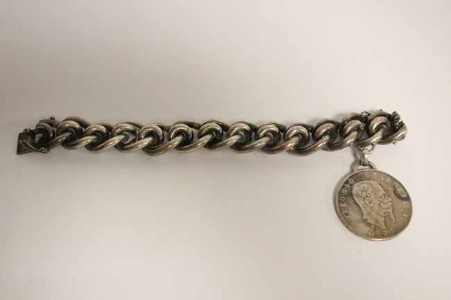 Null IMPORTANTE PULSERA de plata con moneda de 5 Liras de 1876.

Longitud 19 cm &hellip;