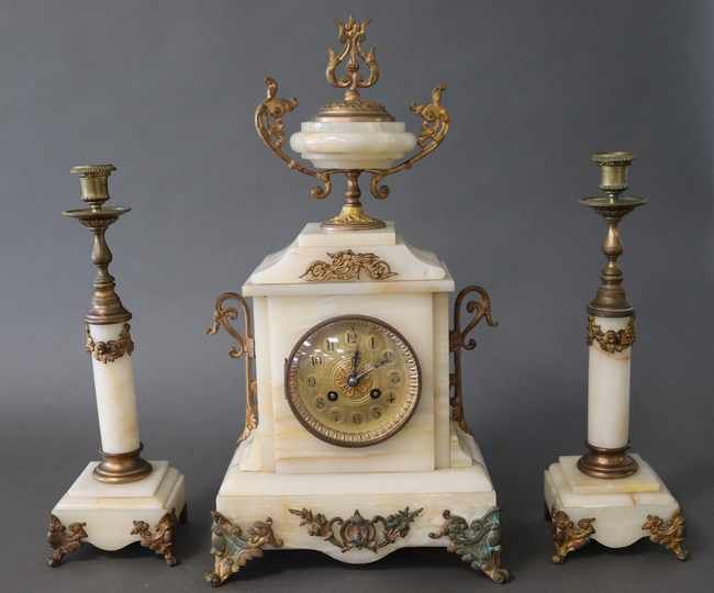 Null 一个白色玛瑙和木制壁炉，包括一个时钟和一对火把。

钟的高度：51厘米