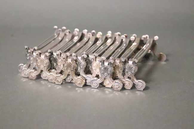 Null 姬斯多福（CHRISTOFLE）

十二个银质金属支架，在卷轴和叶子的脚上。

在一个带有标记的盒子里