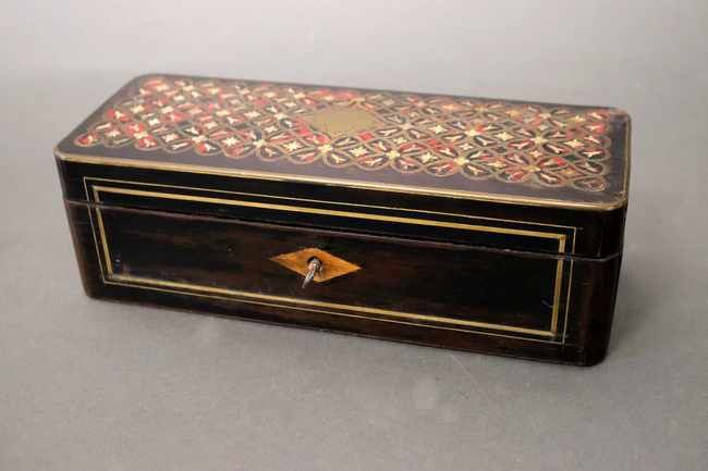 Null 长方形手套箱，带紫檀木饰面和黄铜圆角的翻盖，盖子是布勒式镶嵌。

拿破仑三世时期

宽度26厘米

(小事故)