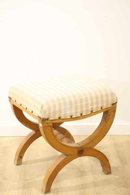 Null 一个模制的木制沙发，有四个X形腿，由一个间隔杆连接，在奶油和灰色的背景上用红色网状织物装饰。

19世纪

高47厘米；宽43厘米；深38厘米