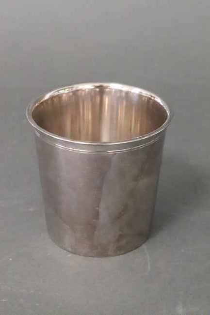 Null TIMBALE en métal argenté, chiffré 27.

Haut. 8 cm