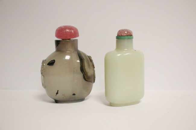 Null 中国，20世纪

两把茶壶，一把是白玉的，另一把是玛瑙的，带雕刻把手。

高7厘米