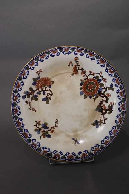 Null GIEN

PLAT circulaire en faïence émaillée polychrome à décor imari de branc&hellip;